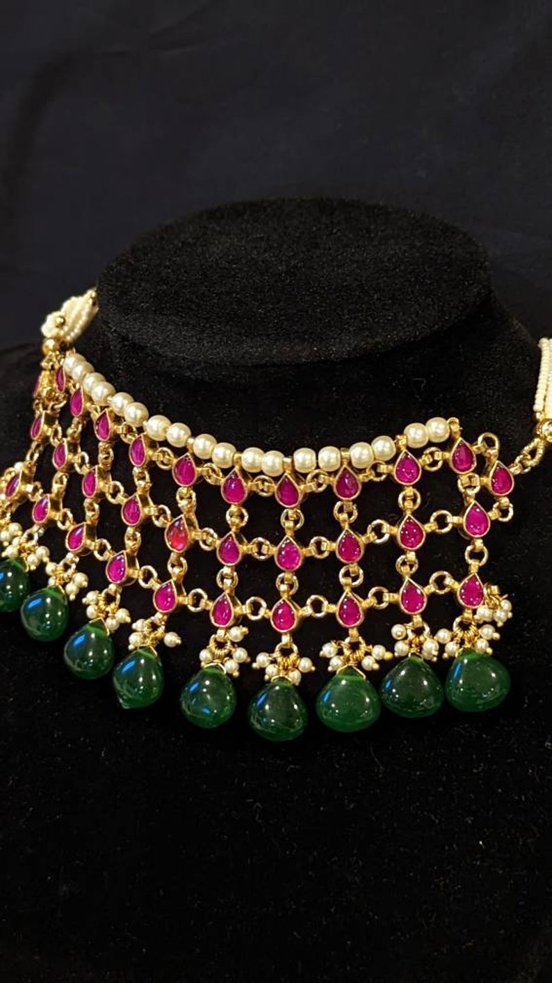 Paachi Kundan halsband i unik vacker stil med kombinationen av gröna och röda stenar - vacker studiodesign - Handgjorda indiska smycken bild 1