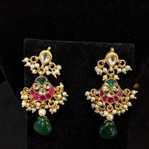 Paachi Kundan halsband i unik vacker stil med kombinationen av gröna och röda stenar - vacker studiodesign - Handgjorda indiska smycken bild 2