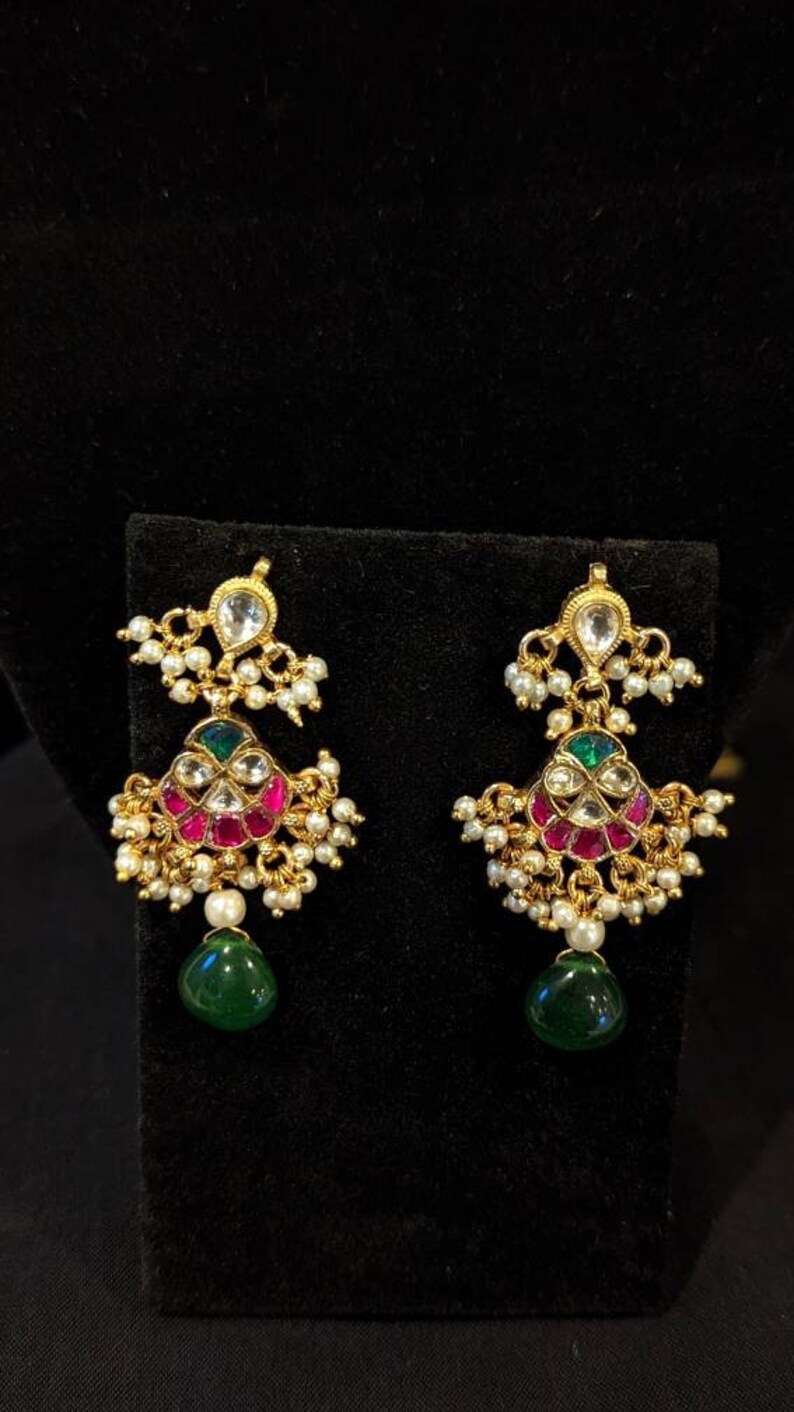 Paachi Kundan halsband i unik vacker stil med kombinationen av gröna och röda stenar - vacker studiodesign - Handgjorda indiska smycken bild 2