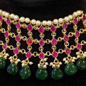 Paachi Kundan halsband i unik vacker stil med kombinationen av gröna och röda stenar - vacker studiodesign - Handgjorda indiska smycken bild 7