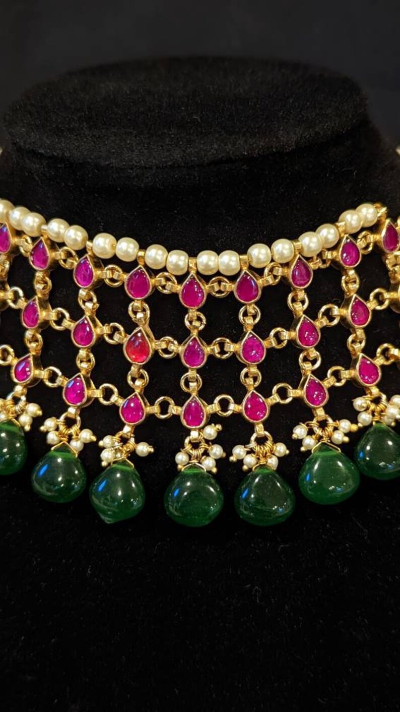 Paachi Kundan halsband i unik vacker stil med kombinationen av gröna och röda stenar - vacker studiodesign - Handgjorda indiska smycken bild 7