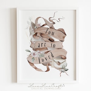 Pode incluir: Uma ilustração em aquarela de uma faixa com o texto "You are so loved" em um esquema de cores marrom e branco. A faixa é decorada com flores e um envelope. O fundo é branco.