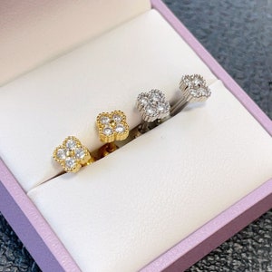 Petits clous d'oreilles vissés trèfle à quatre feuilles, clous d'oreilles cartilage minimalistes, clous trèfle à quatre feuilles, clous du cartilage, cadeau pour elle
