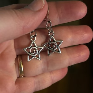 Pendientes de estrellas plateadas en espiral