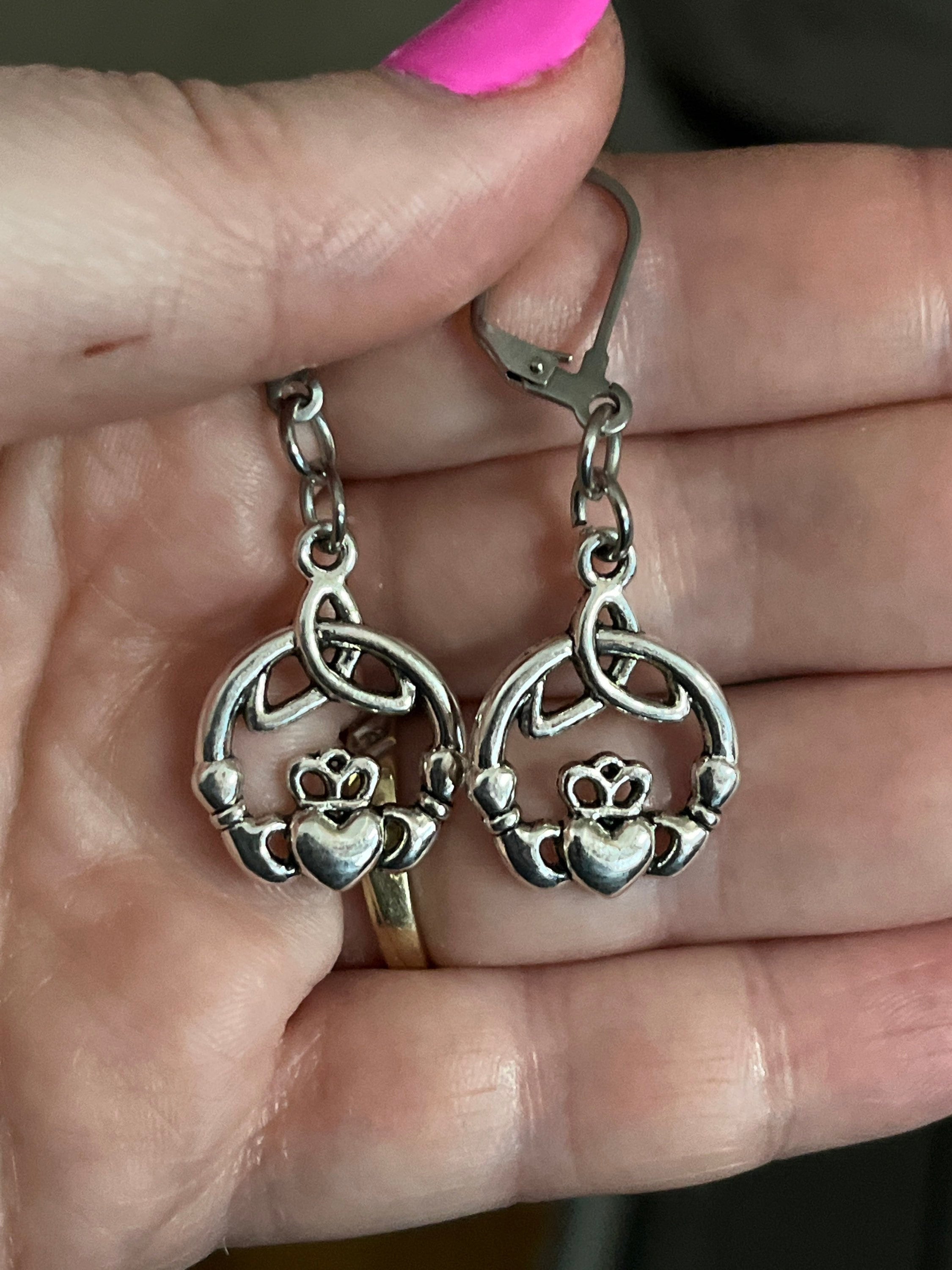 Orecchini A Borchia Claddagh In Argento Sterling 925 - Simbolo Irlandese Di Amore, Amicizia E Lealtà (0,9 Cm, Confezione Regalo)