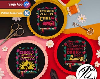 Peut inclure: Trois projets de point de croix circulaires sur tissu noir avec des motifs pixelisés colorés. L'un indique Dungeon Crawler Carl, un autre Carl's Doomsday Scenario, et le dernier The Dungeon Anarchist's Cookbook. Inclut ciseaux, fils et clé.