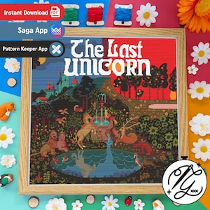 Könnte beinhalten: Gerahmtes Kreuzstich-Kunstwerk von "The Last Unicorn", das eine Fantasieszene mit Einhörnern, einem Schloss und einem Brunnen zeigt. Der Titel "The Last Unicorn" ist oben abgebildet. Das Bild ist von Bastelbedarf und Blumen umgeben.