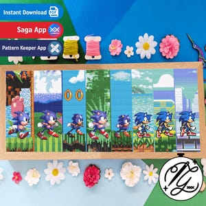 Könnte beinhalten: Ein gerahmtes Kreuzstichbild mit Sonic the Hedgehog in einer Laufsequenz, vor pixeligen Hintergründen. Das Bild enthält Text: "Instant Download PDF", "Saga App" und "Pattern Keeper App". Dekorative Blumen und Garnrollen umgeben den Rahmen.
