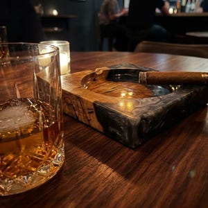 Handgjord cigaraskfat i träharts, skrivbordsdekoration, whiskyloungetillbehör, present till mannen