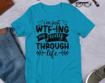 I'm Just WTFing My Way Through Life Shirt, Sarkastisches T-Shirt, Lustiges T-Shirt, Lustiges Geschenk, Sarkastisches Geschenk, Lustiges Zitat Shirt, Geschenk für Sie