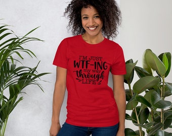 I'm Just WTFing My Way Through Life Shirt, Sarkastisches T-Shirt, Lustiges T-Shirt, Lustiges Geschenk, Sarkastisches Geschenk, Lustiges Zitat Shirt, Geschenk für Sie