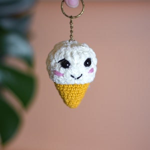 Gehäkelte Eistüte Amigurumi Schlüsselanhänger, handgefertigtes Plüsch Accessoire für Rucksäcke, perfektes Weihnachtsgeschenk für Babys, Weihnachtsgeschenk Spielzeug