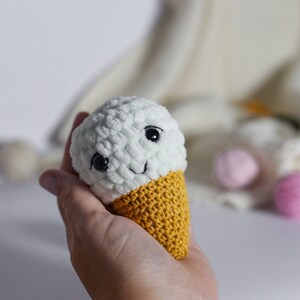 Handgefertigte häkeln Mini Eis Plüsch, weiches, flauschiges Amigurumi Spielzeug, gestrickte Eistüte Plüsch, perfektes Geschenk für Kinder, niedliches Eis Spielzeug