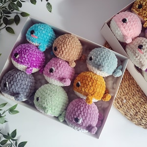Mini baleine au crochet faite main, Amigurumi de couleur aléatoire, cadeau parfait pour les bébés et les enfants, accessoire porte-clés ou sac à dos, boîte cadeau mystère