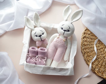 Ensemble cadeau lapin rose, coffrets cadeaux au crochet faits main, chaussons tricotés, hochet au crochet, peluche fait main, cadeau de Noël unique pour bébé