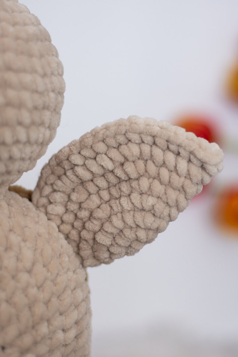 A close-up view of the turtle. Since this is a handmade crochet toy, the photos showcase its texture up close, revealing the intricate craftsmanship.