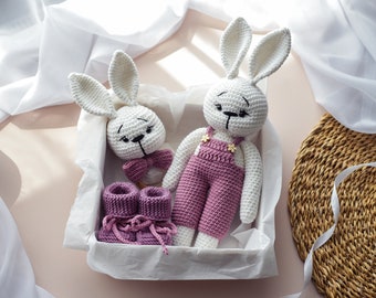 Ensemble cadeau lapin rose au crochet, coffrets cadeaux lapin faits main, chaussons bébé tricotés, hochet au crochet, peluche fait main, cadeau de Noël unique-3 pièces