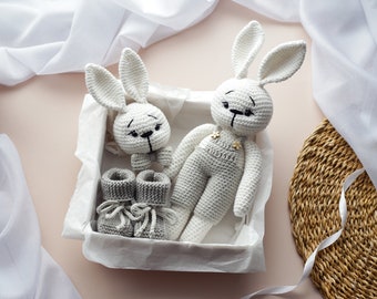Coffret cadeau lapin fait à la main, ensemble cadeau lapin gris au crochet, chaussons en laine mérinos, hochet au crochet, jouets en peluche au crochet, cadeaux prêts de Noël