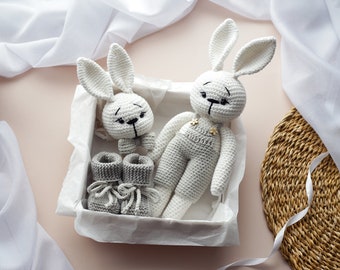 Handmade Crochet Bunny Plush Toy Gift Set, Amigurumi Bunny Rattle, Merino Wool Knitted Baby Booties, Perfect Gift Box for Kids, Crochet toys