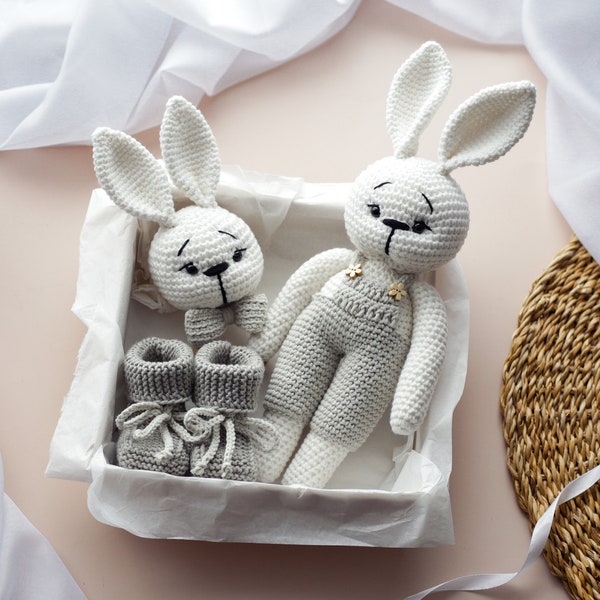 Coffret cadeau lapin fait à la main, ensemble cadeau lapin gris au crochet, chaussons en laine mérinos, hochet au crochet, jouets en peluche au crochet, cadeaux prêts de Noël