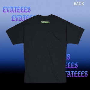 K&ouml;nnte beinhalten: Schwarzes T-Shirt mit dem Wort "EVATEEES" in einer Farbverlaufs-Schrift auf der R&uuml;ckseite. Dasselbe Wort wird in einer Farbverlaufs-Schrift auf der Vorderseite wiederholt. Das Wort "BACK" ist oben in Wei&szlig; gedruckt.