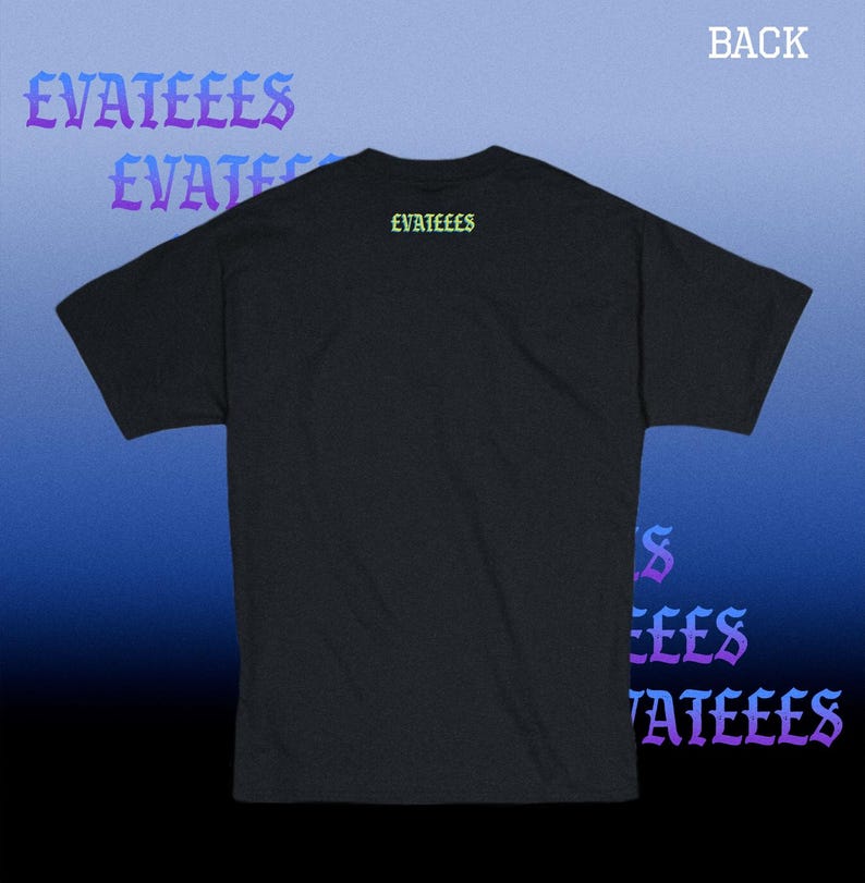 K&ouml;nnte beinhalten: Schwarzes T-Shirt mit dem Wort "EVATEEES" in einer Farbverlaufs-Schrift auf der R&uuml;ckseite. Dasselbe Wort wird in einer Farbverlaufs-Schrift auf der Vorderseite wiederholt. Das Wort "BACK" ist oben in Wei&szlig; gedruckt.