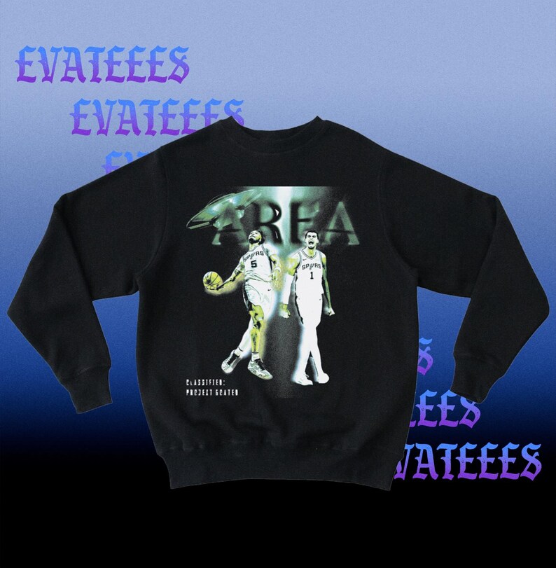 K&ouml;nnte beinhalten: Schwarzes Sweatshirt mit einer Grafik von zwei Basketballspielern und dem Wort "AREA". Der Text "EVATEEES" wird in Lila wiederholt. Das Sweatshirt tr&auml;gt auch den Text "CLASSIFICATION: PROJECT SEATEN".