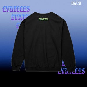 K&ouml;nnte beinhalten: Schwarzes Sweatshirt mit Rundhalsausschnitt und dem Wort "EVATEEES" in einer stilisierten Schriftart auf der Vorder- und R&uuml;ckseite. Auf der R&uuml;ckseite des Sweatshirts steht auch das Wort "BACK" in Wei&szlig;.
