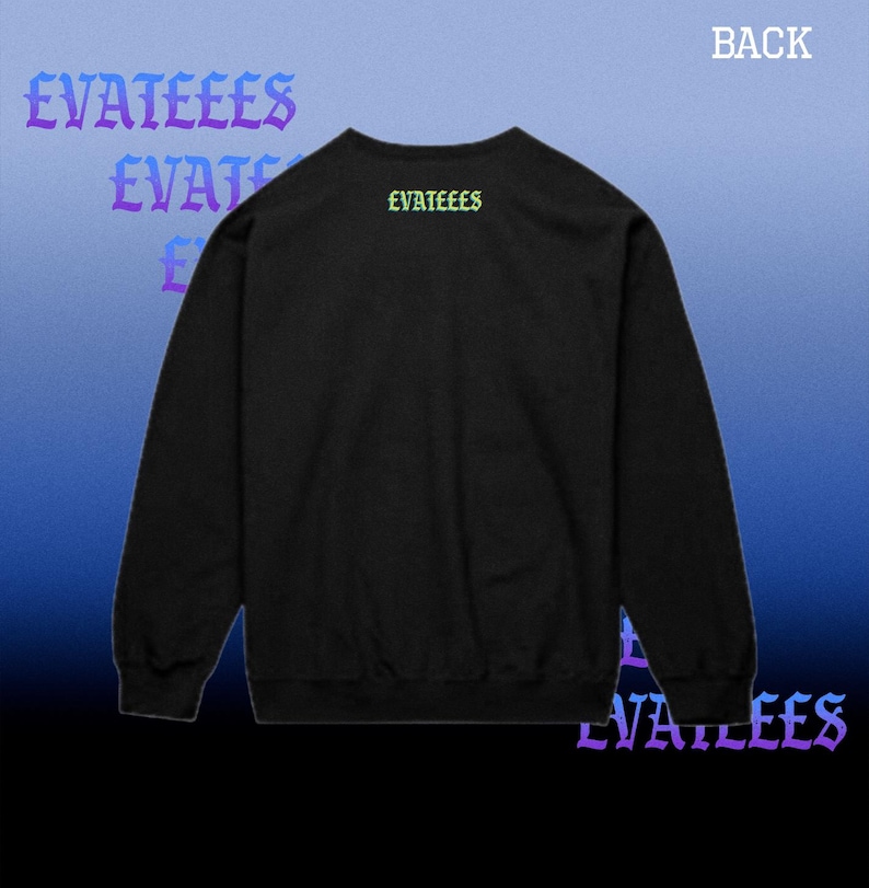 K&ouml;nnte beinhalten: Schwarzes Sweatshirt mit Rundhalsausschnitt und dem Wort "EVATEEES" in einer stilisierten Schriftart auf der Vorder- und R&uuml;ckseite. Auf der R&uuml;ckseite des Sweatshirts steht auch das Wort "BACK" in Wei&szlig;.