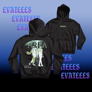 K&ouml;nnte beinhalten: Schwarzer Kapuzenpullover mit Fronttasche und Kapuze. Auf der R&uuml;ckseite befindet sich eine Grafik von zwei Basketballspielern und dem Wort "AREA". Der Text "EVATEEES" ist in einer stilisierten Schriftart auf der Vorderseite gedruckt und im Hintergrund wiederholt.