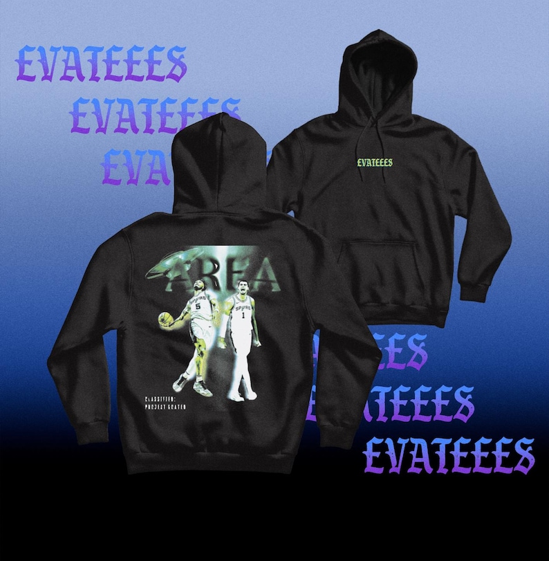 K&ouml;nnte beinhalten: Schwarzer Kapuzenpullover mit Fronttasche und Kapuze. Auf der R&uuml;ckseite befindet sich eine Grafik von zwei Basketballspielern und dem Wort "AREA". Der Text "EVATEEES" ist in einer stilisierten Schriftart auf der Vorderseite gedruckt und im Hintergrund wiederholt.