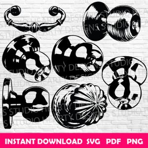 Puede incluir: Ilustraciones vectoriales en blanco y negro de varios herrajes para puertas, incluyendo pomos y manijas. La imagen incluye una variedad de diseños, desde pomos redondos clásicos hasta manijas ornamentadas. El texto "INSTANT DOWNLOAD SVG PDF PNG" está en la parte inferior.