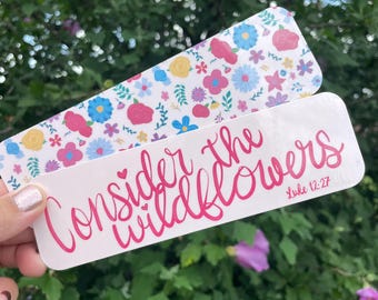 Wildblumen Schrift Lesezeichen: Hellgelbes christliches Geschenk