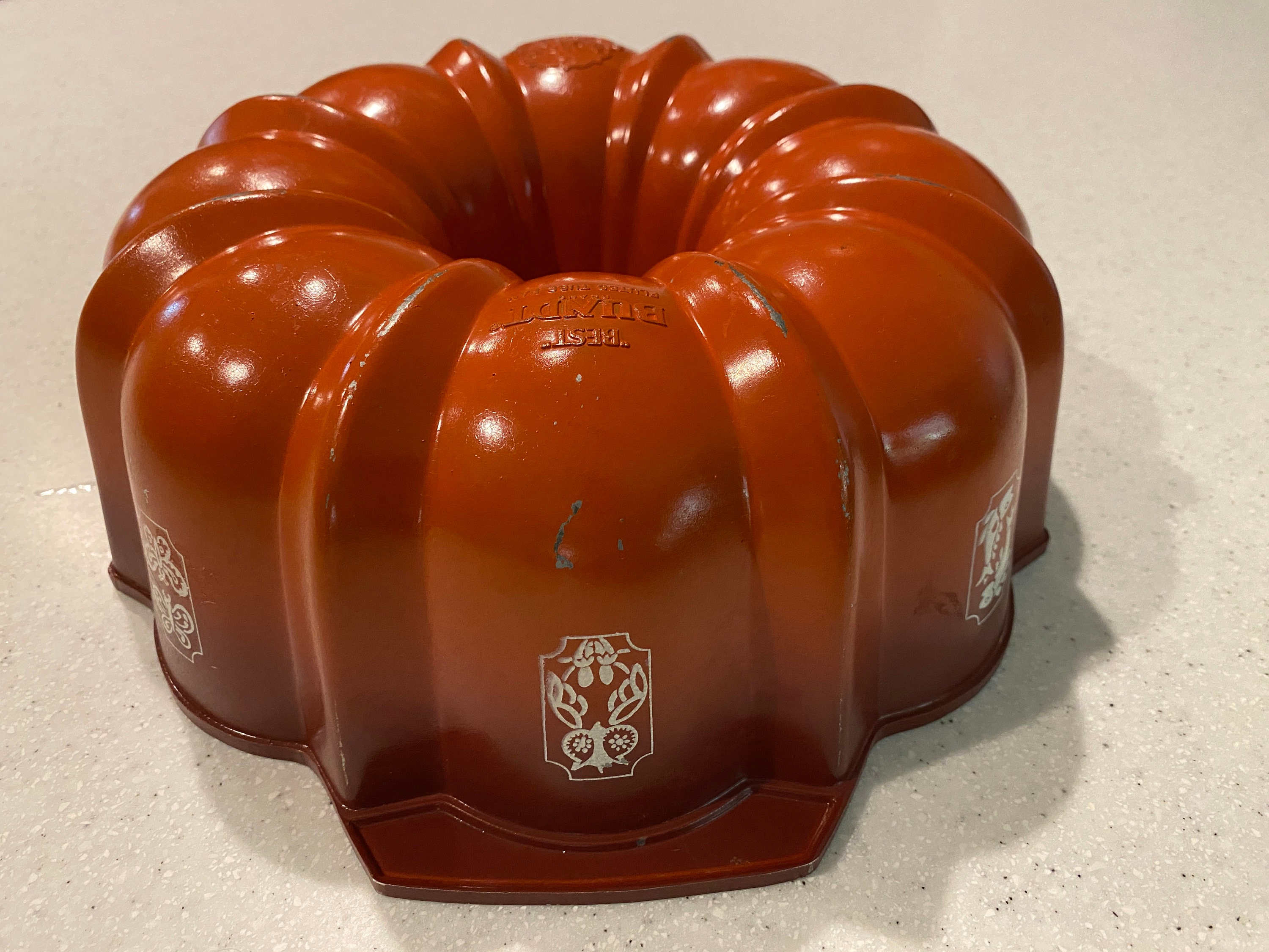 Nordic Ware Harvest Leaves Bundt Pan & Bundt Cake Keeper 