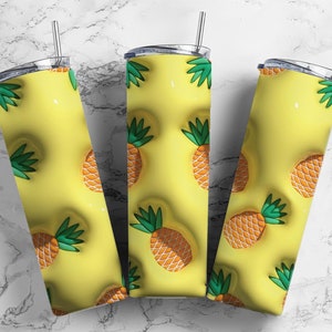 Puede incluir: Gráfico con el texto "ESCANEA EL CÓDIGO QR PARA OBTENER CIENTOS DE DISEÑOS GRATUITOS" y un código QR. El fondo presenta colores pastel, incluyendo rosa, azul y amarillo. La esquina inferior derecha tiene el texto "TUMBLER WRAP DESIGNS".
