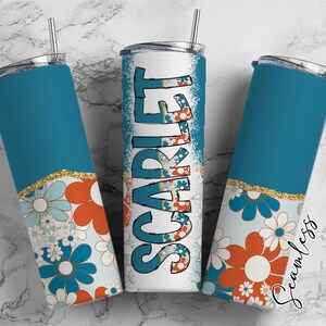 Envoltura de vaso con flores retro con alfabeto de letras garabato a juego PNG, estética floral, agregue su propio nombre, vaso de 20 oz, conjunto alfa azul PNG 47