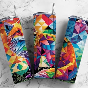 Puede incluir: Tres vasos de acero inoxidable con diseños de zorro geométrico de colores. Los vasos son todos del mismo tamaño y forma, y tienen una pajita en cada uno.