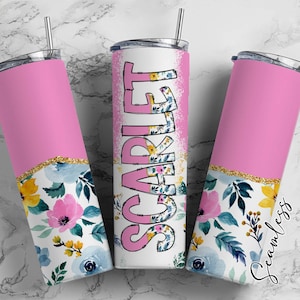 Envoltorio para vaso con flores rosas y letras del alfabeto a juego PNG, estética floral, agregue su propio nombre, vaso de 20 oz, conjunto Alpha PNG 128