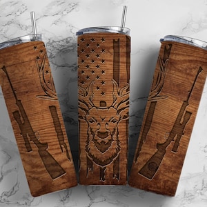 Desenhos de copos de sublimação de caça de veados gravados de 20 onças, Woodgrain Man 9,2 x 8,3” Straight Skinny Tumbler Wrap PNG, Flag Tumbler, Gun PNG