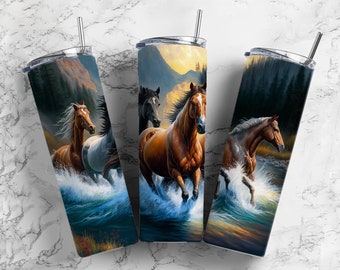 Puede incluir: Tres caballos corren por un río, creando salpicaduras de agua. Los caballos son marrones, blancos y negros. El fondo muestra un bosque con una montaña en la distancia. La imagen está en un vaso de acero inoxidable.