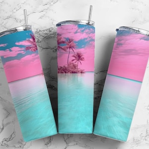 Pode incluir: Três copos de aço inoxidável com um design de pôr do sol tropical rosa e azul. Os copos apresentam palmeiras em uma pequena ilha no oceano.