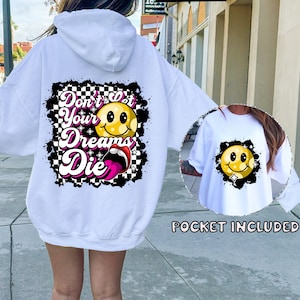 夢を死なせないで T シャツ PNG デザイン、レトロ ヒッピー昇華、スマイル 90 年代デジタル ダウンロード PNG ファイル、ポケット デザイン