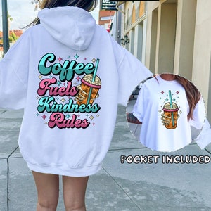 コーヒーは優しさのルールTシャツPNGデザイン、レトロなヒッピー昇華、生意気な笑顔90年代デジタルダウンロードPNGファイル、ポケットデザイン