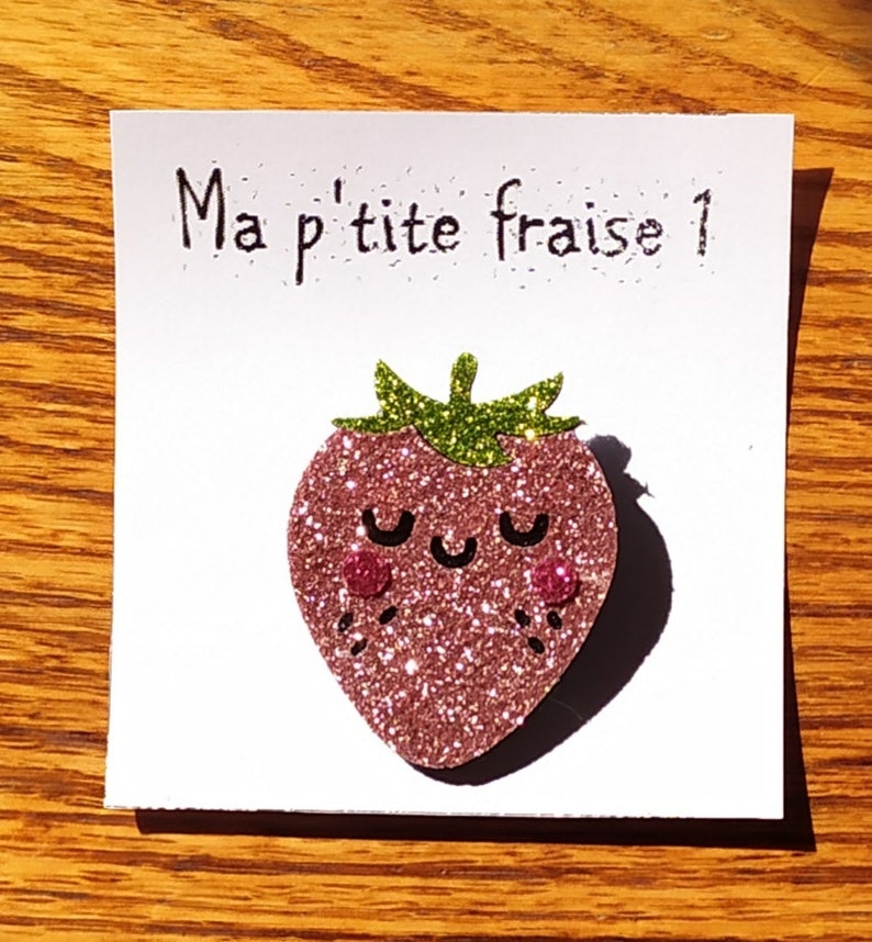 Broche en feutrine pailletée fraise rose image 1