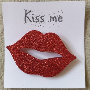 Broche bouche kiss me Rouge