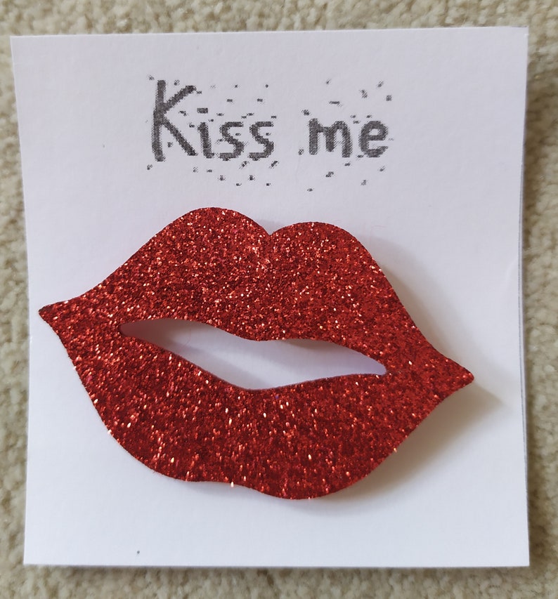 Broche bouche kiss me Rouge