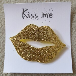 Kiss me mouth brooch Dorée