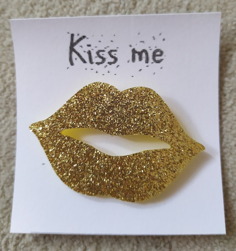 Kiss me mouth brooch Dorée