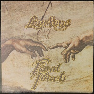 Könnte beinhalten: Ein Vintage-Schallplattencover mit einem Gemälde von zwei Händen, die sich gegenseitig erreichen. Der Albumtitel lautet "Love Song" und der Künstler ist "Final Touch".
