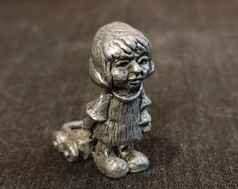 Piccola statuetta in peltro e argento raffigurante una ragazza che tira un carro, 1,5"